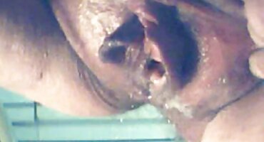 El chico del dormitorio abre las piernas de su novia e inserta el pene