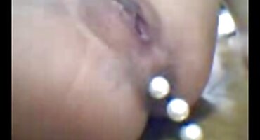 La secretaria con falda corta chupó la polla del jefe y abrió las piernas frente a él