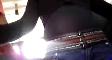 Hombre tatuado engaña a su marido con asistente con cabello azul