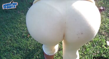 Chica apagó el dolor de cabeza de un hombre con un buen sexo en el Coño