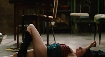 Puta gilipollas con pene jugoso en un condón