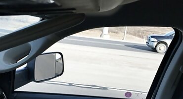 Belleza en pantimedias negras abre de piernas frente a la polla dura del chico