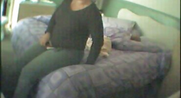 Hermosa morena follada por un hombre negro con una polla enorme y chupando su polla de chocolate