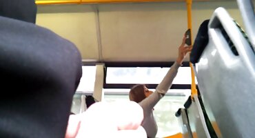 Chico mira polla larga rubia bronceada