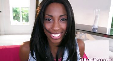 Mientras la chica se acuesta en la cama, echando la cabeza, el chico le empuja una polla por la garganta