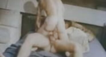 Rubia esbelta con un hombre negro en la cama ocupado para follar