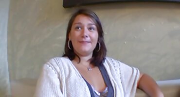 Chica esbelta le da a un chico buen sexo en la naturaleza