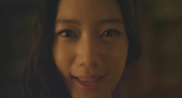 Alumna en lencería negra quiere cabalgar por la mañana la polla de un amigo