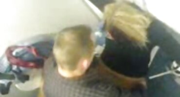 Perra con tetas pequeñas y orejas rosadas salta sobre la polla