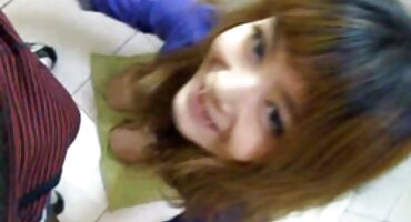 Chica con tetas pequeñas se levantó al estilo perrito para recibir una gran polla en la vagina