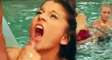 Apetitosas zorras de agujeros son apretadas en sus penes por una multitud de hombres