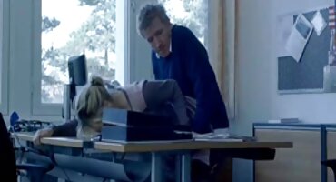 Madura tetona se folla a joven lesbiana con strapon