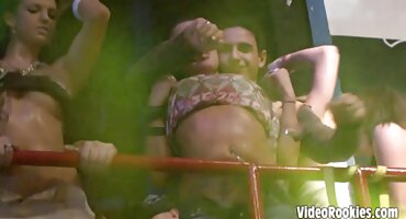 Mirando la ducha a su novio, la chica le pidió su polla en su raja