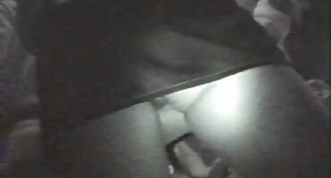 La hermosa morena le chupa la polla a su trabajador y se lo folla en varias poses