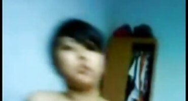 Zorra latina en diferentes posiciones sacude su botín durante el sexo