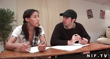 Masturbación de coño afeitado y sexo caliente en un casting porno