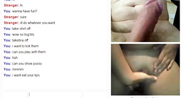 El hombre ve a su esposa chupando con su amiga y está listo para follar a los dos en el culo caliente