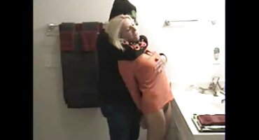 Los hombres dominan a las mujeres bisexuales y martillan en todos los agujeros