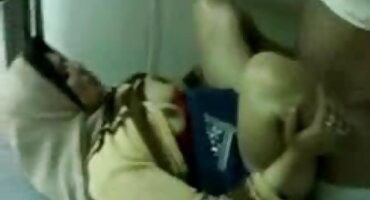 Un par de estudiantes por la mañana tienen sexo duro de calidad en un coño en una cama blanca como la nieve