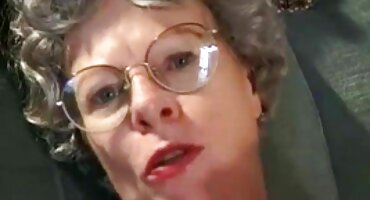 Chico follado chica caliente con gran culo justo en el césped verde