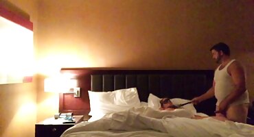 El chico lamió suavemente el culo de la chica y luego empujó la polla dolorosamente hacia su pedo