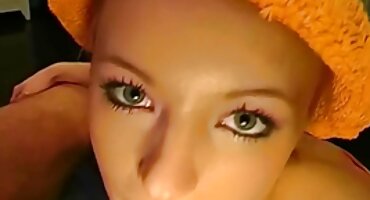 El chico trabaja con su amiga en casa y no pierde la oportunidad de enhebrarla