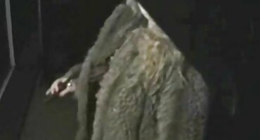 Los chicos hicieron una doble penetración para una morena con estilo y la mojaron con semen