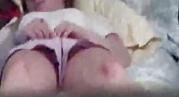 Pelirroja de cuello negro se atraganta con la enorme polla de un hombre durante una mamada real