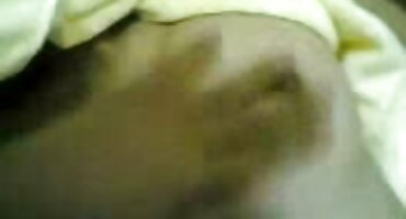 Skinn capelli de pelo azul se folla a sí misma con una polla de goma en la ducha