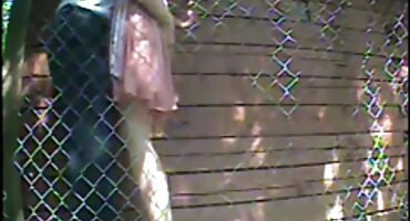 Chica delgada chupa y folla su coño en pov