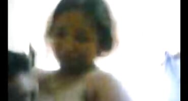 Un hombre tatuado roció semen en la boca de una joven belleza después de follar