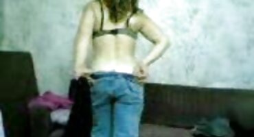 Sirvienta asiática disfruta de dos grandes pollas de los anfitriones en el suelo