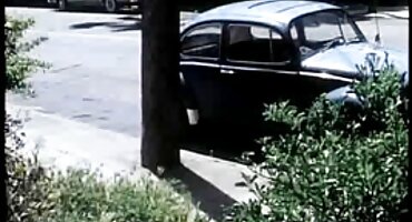 La rubia se desnudó las piernas para una orgía apasionada con un tipo