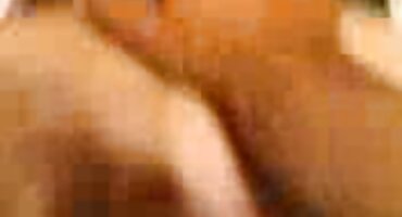 Morena se masturba el coño con los dedos y abre las piernas delante de un hombre fuerte y fuerte