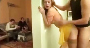 En POV, La doncella chupa apasionadamente la polla de su amiga