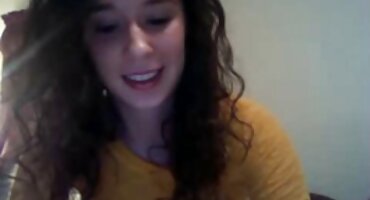 Dos hombres se follan a una perra en dos baúles