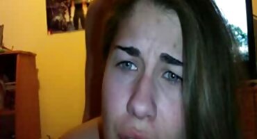 Dos pollas follan la vagina de una chica brillante con Piercings