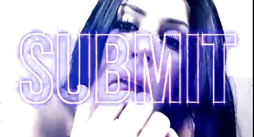 Dos lesbianas rubias en el sofá desarrollan los coños de la otra