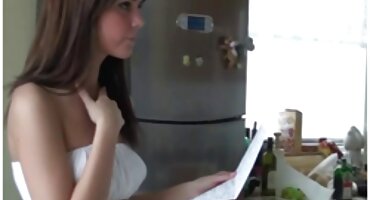 Dos lesbianas en la cama tienen una cogida caliente