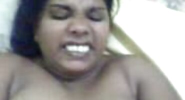 Dos chicas extraordinarias lamen el culo de un hombre barbudo y se lo follan