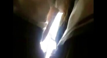 Mujer madura folla con su amiga y le mete un strapon por el culo