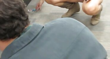 Pequeña novia monta el coño desnudo en el enorme pene de su amante