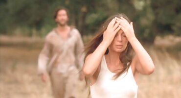 Joven deportista en la cocina tiene sexo