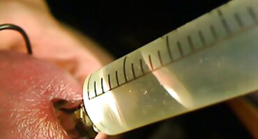 El hombre se folló a la joven en la boca y la folló en el Coño