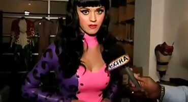 Hombre cachondo dispara un primer plano de una follada vigorosa con una zorra flaca