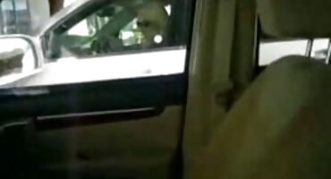 El tipo azotó a una apetitosa rubia e insertó una polla en su coño afeitado