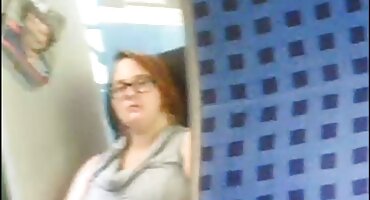 Las amigas chapotearon desnudas en la piscina y luego se fueron de perrito dándole el coño al vecino