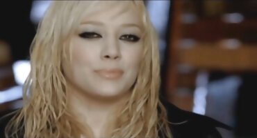 A la hermanastra le encanta que le laman el coño