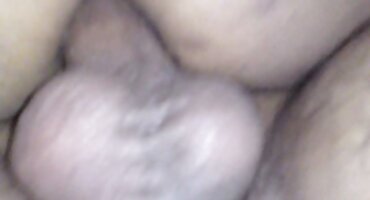 La colegiala abrió las piernas y le mostró a su amiga un coño afeitado y la obligó a lamerlo