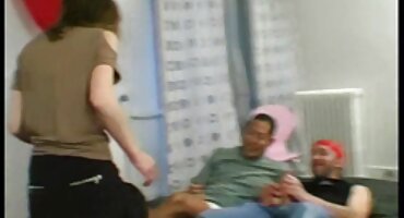 La colegiala es follada a lo perrito y le hace una mamada al hombre en el casting